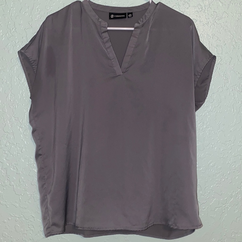 Small Versona grey blouse $5